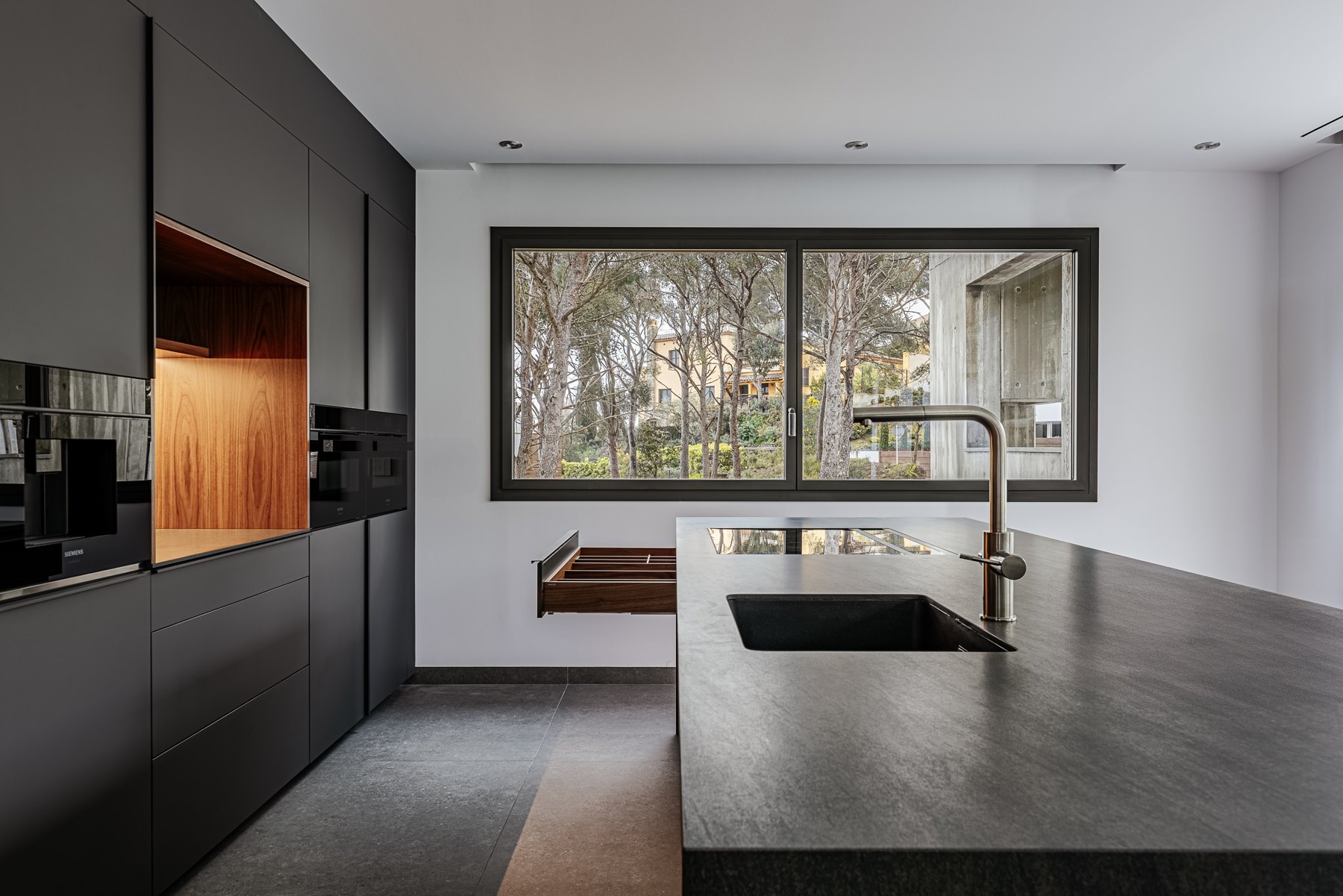 Ascale Etna Black — ภาพจากผู้ผลิต 6