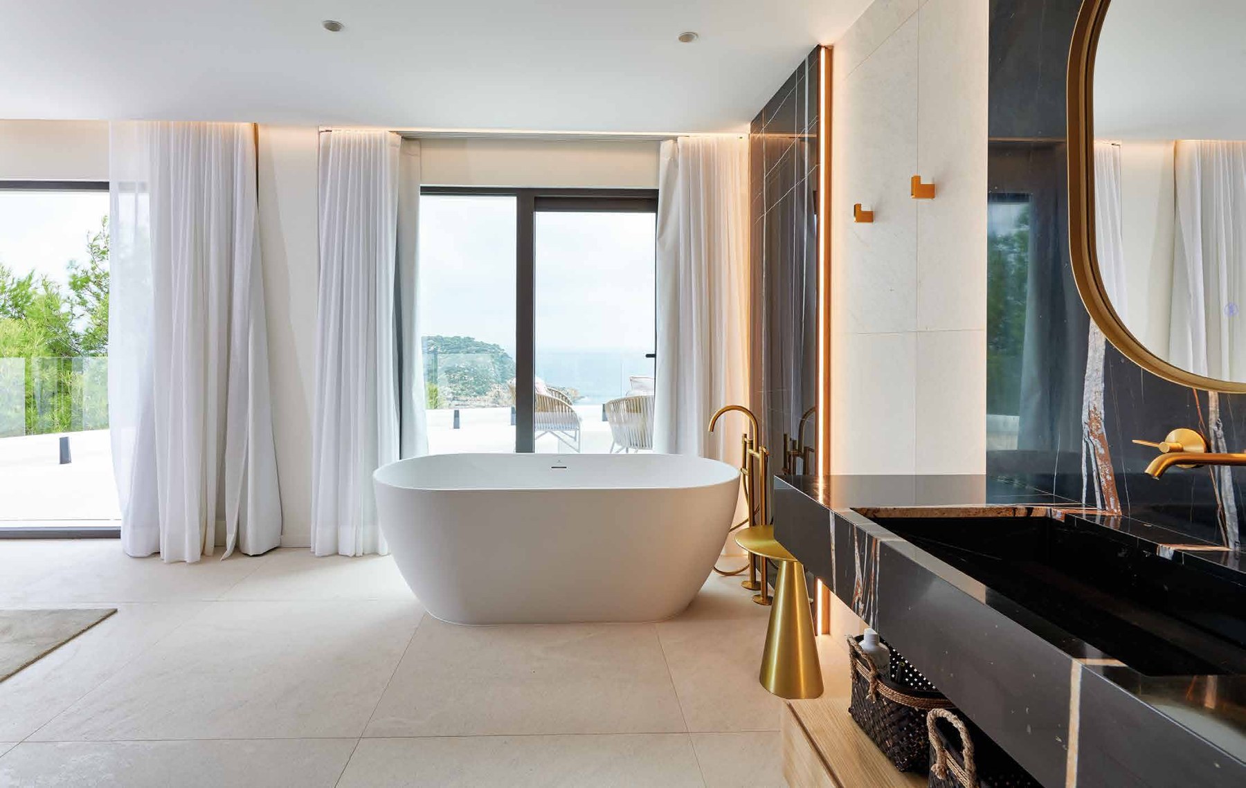 Port Monaco — ภาพการใช้งานผนังและเคาน์เตอร์ห้องน้ำ