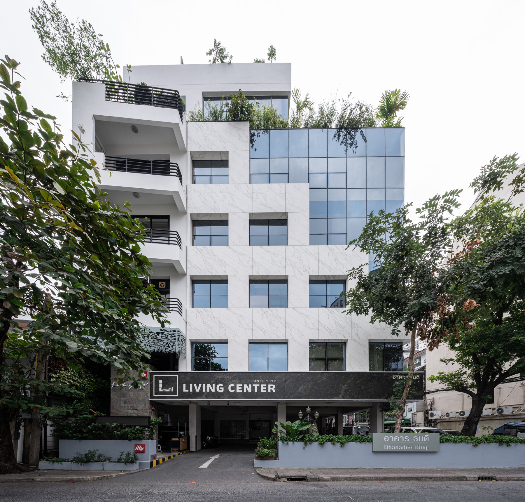 อาคารและป้าย Living Center สุขุมวิท ซอย 1